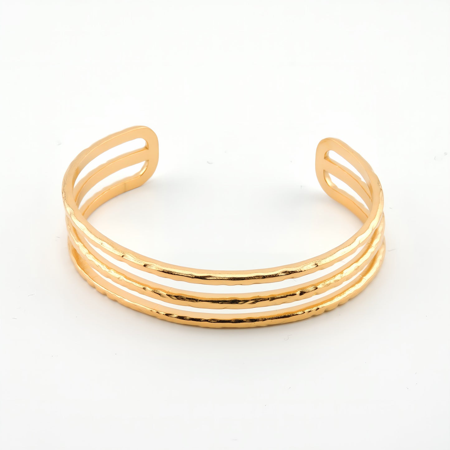 BRAZALETE FABIOLA. Brazalete rígido ajustable de acero inoxidable bañado en oro de 18k