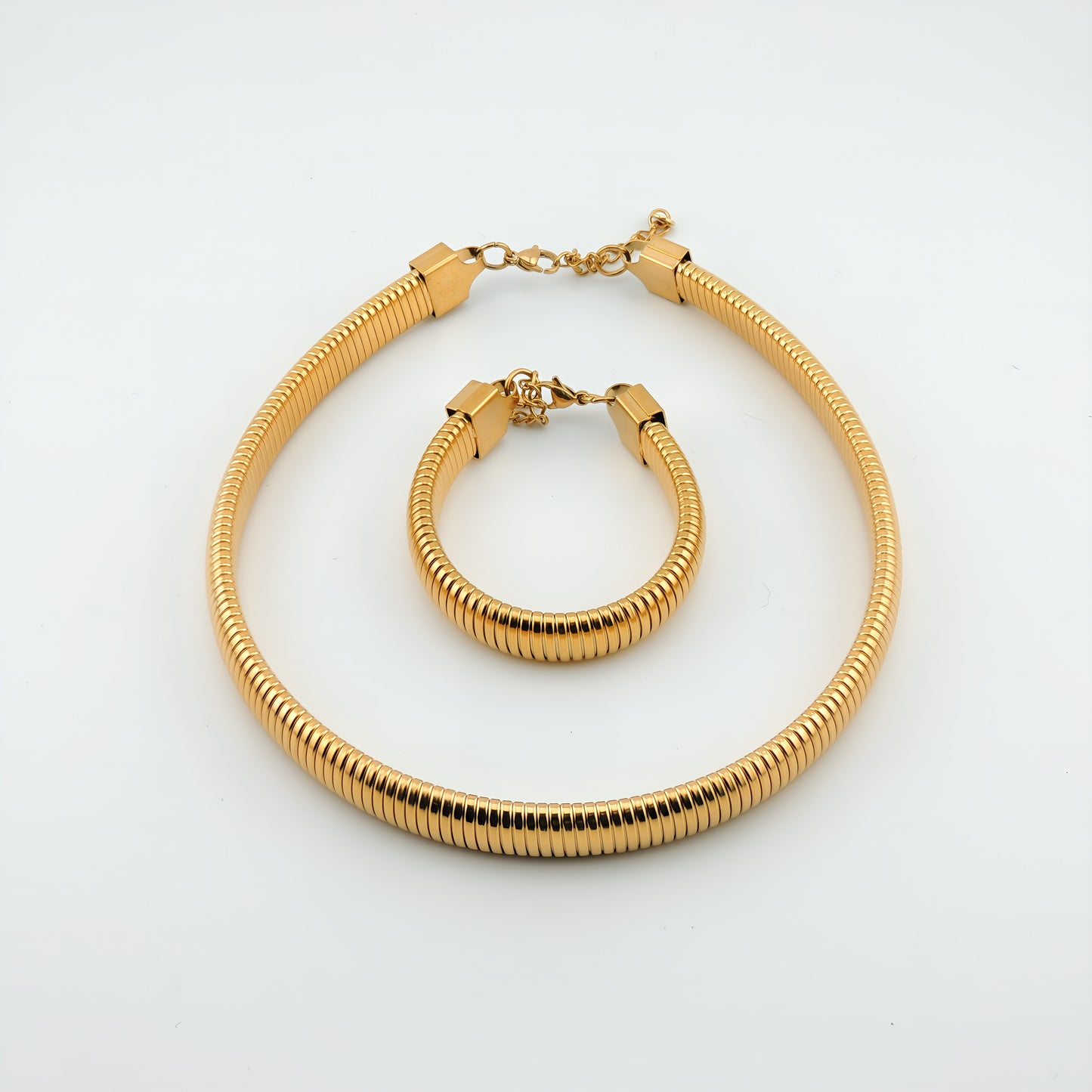 COLLAR CALA. Gargantilla elástica y ajustable de acero inoxidable bañado en oro