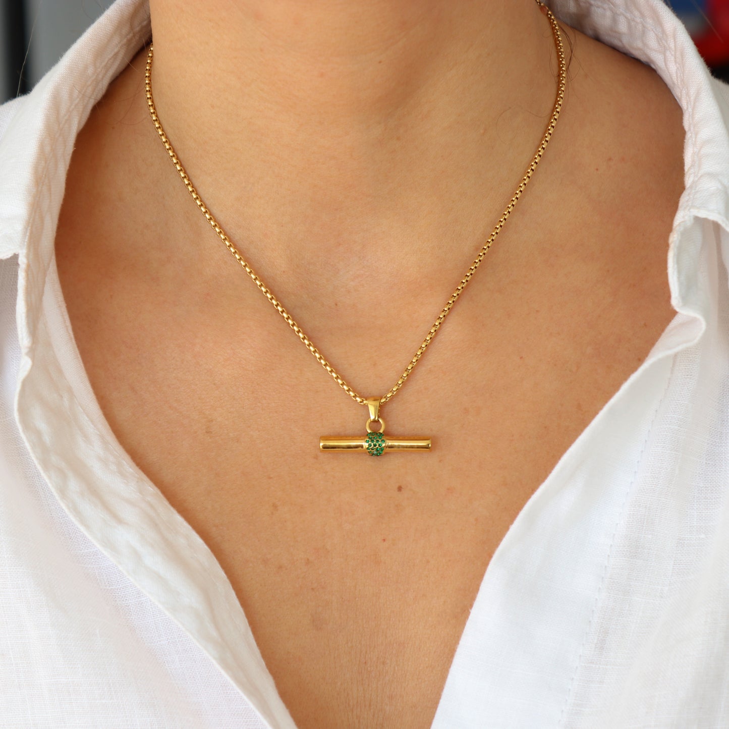 COLLAR BEATRIZ. Collar de acero inoxidable bañado en oro de 18k con colgante de cristal verde