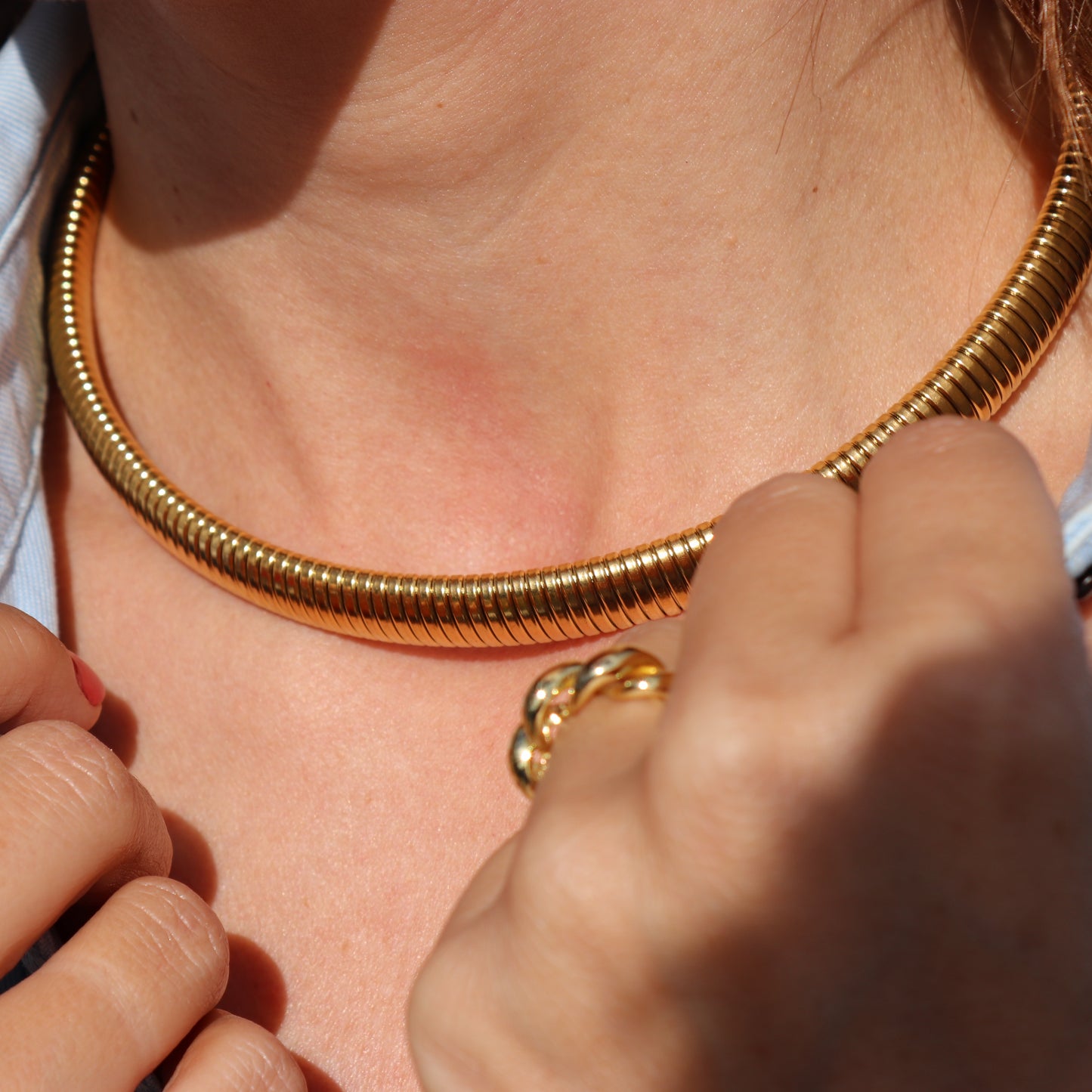 COLLAR CALA. Gargantilla elástica y ajustable de acero inoxidable bañado en oro
