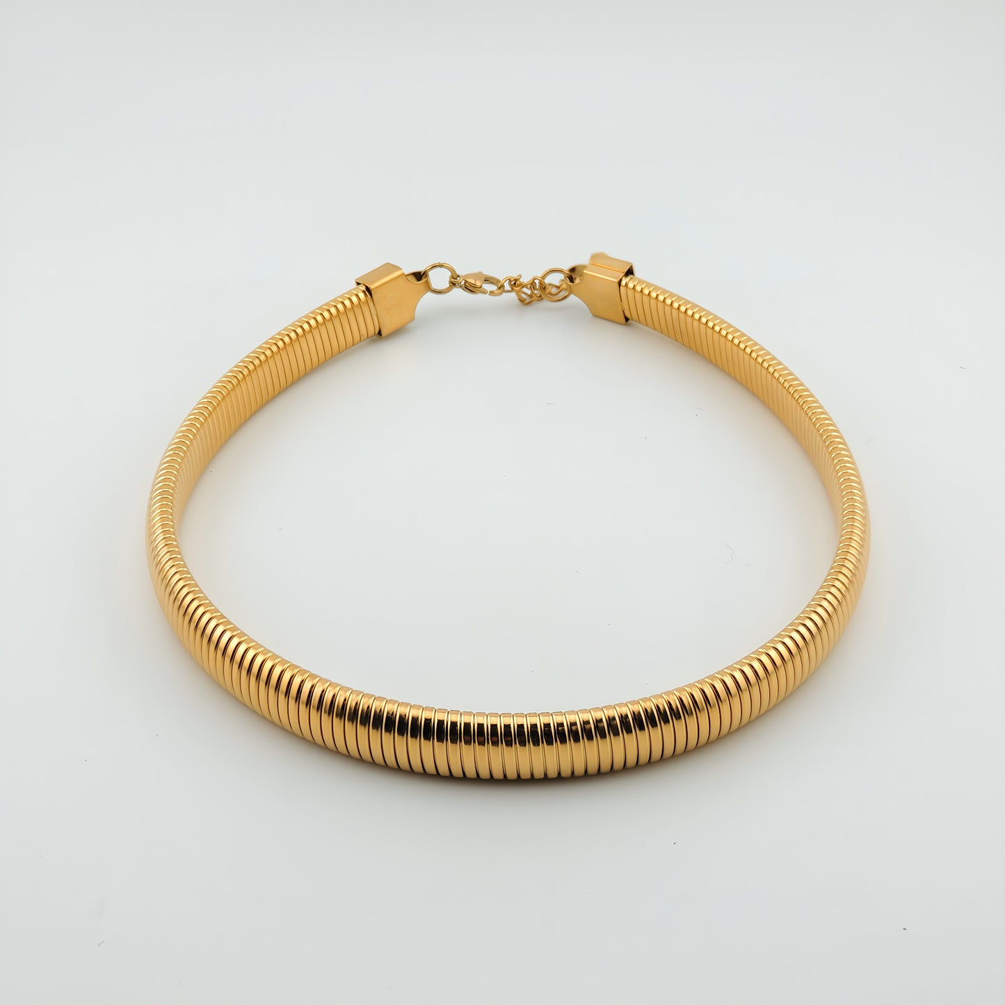 COLLAR CALA. Gargantilla elástica y ajustable de acero inoxidable bañado en oro
