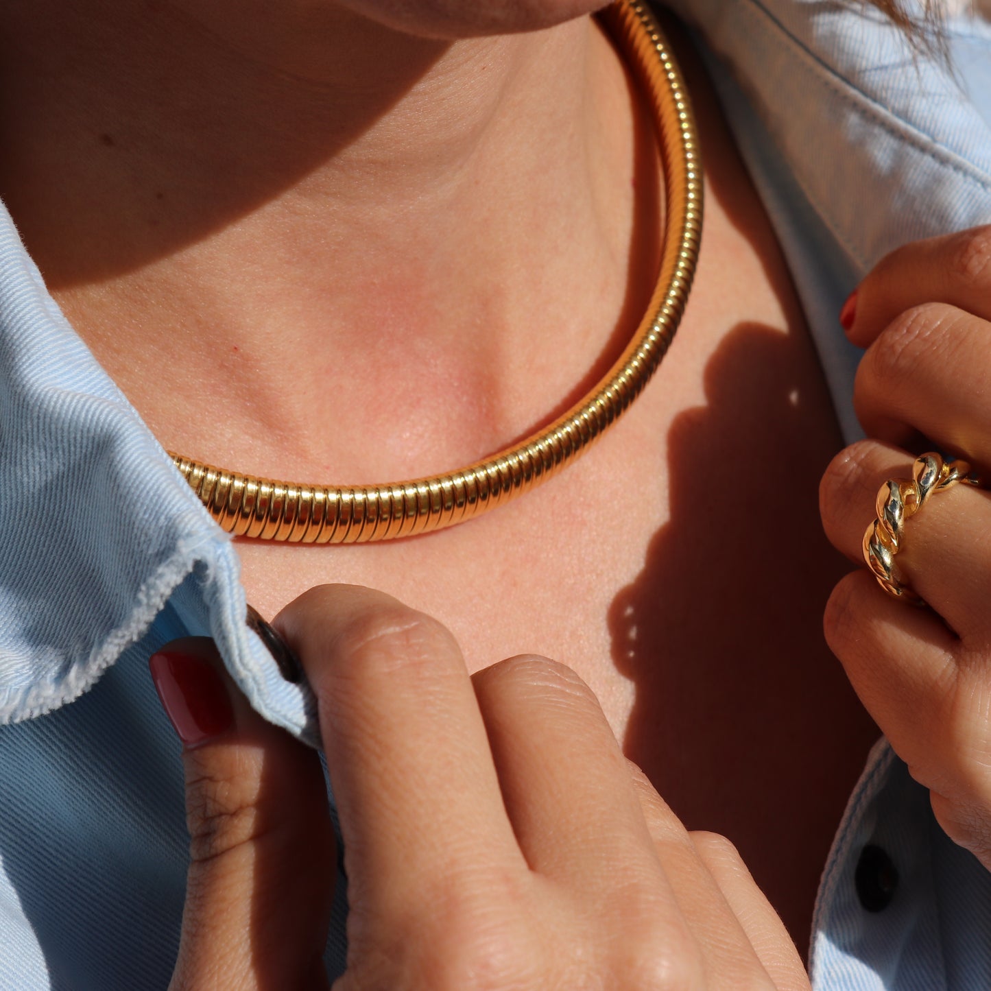 COLLAR CALA. Gargantilla elástica y ajustable de acero inoxidable bañado en oro