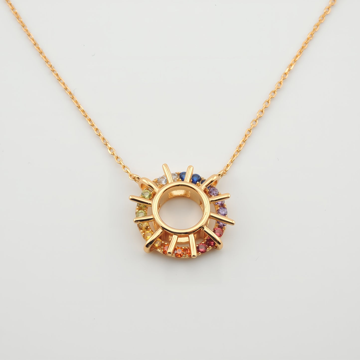 COLLAR DALIA. Collar de plata de ley 925 bañado en oro de 18k con colgante decorado con circonitas multicolor