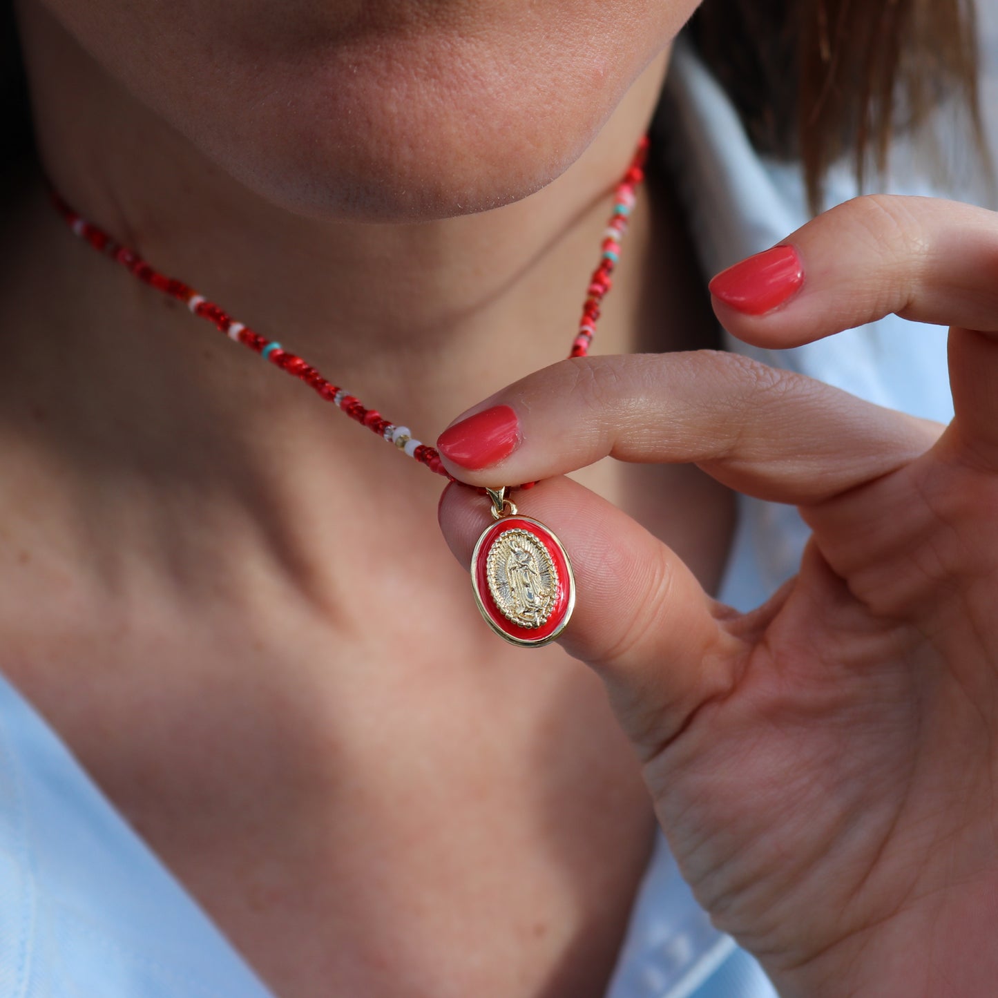 COLLAR MEDALLA VIRGEN FATIMA. Collar de cuentas de colores con medalla de la Virgen