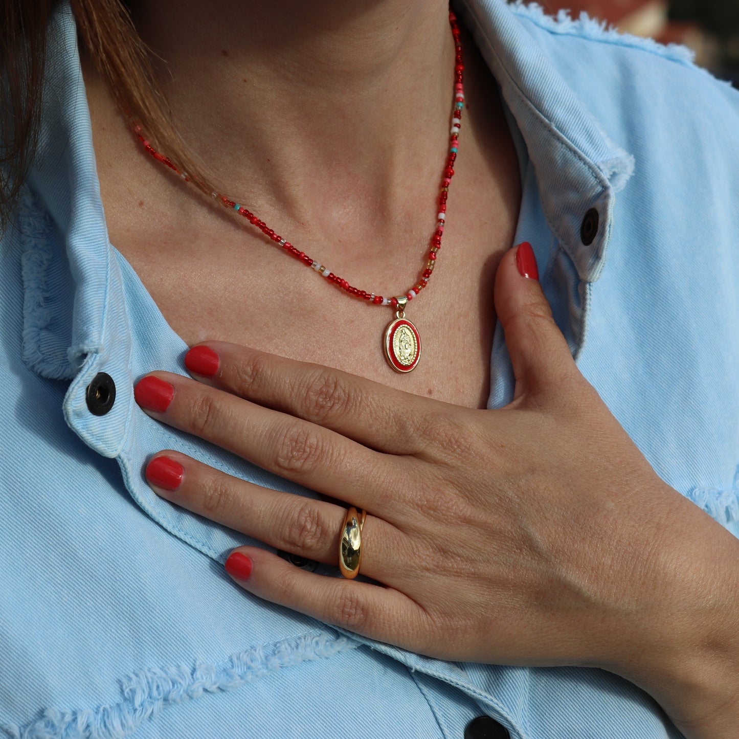 COLLAR MEDALLA VIRGEN FATIMA. Collar de cuentas de colores con medalla de la Virgen