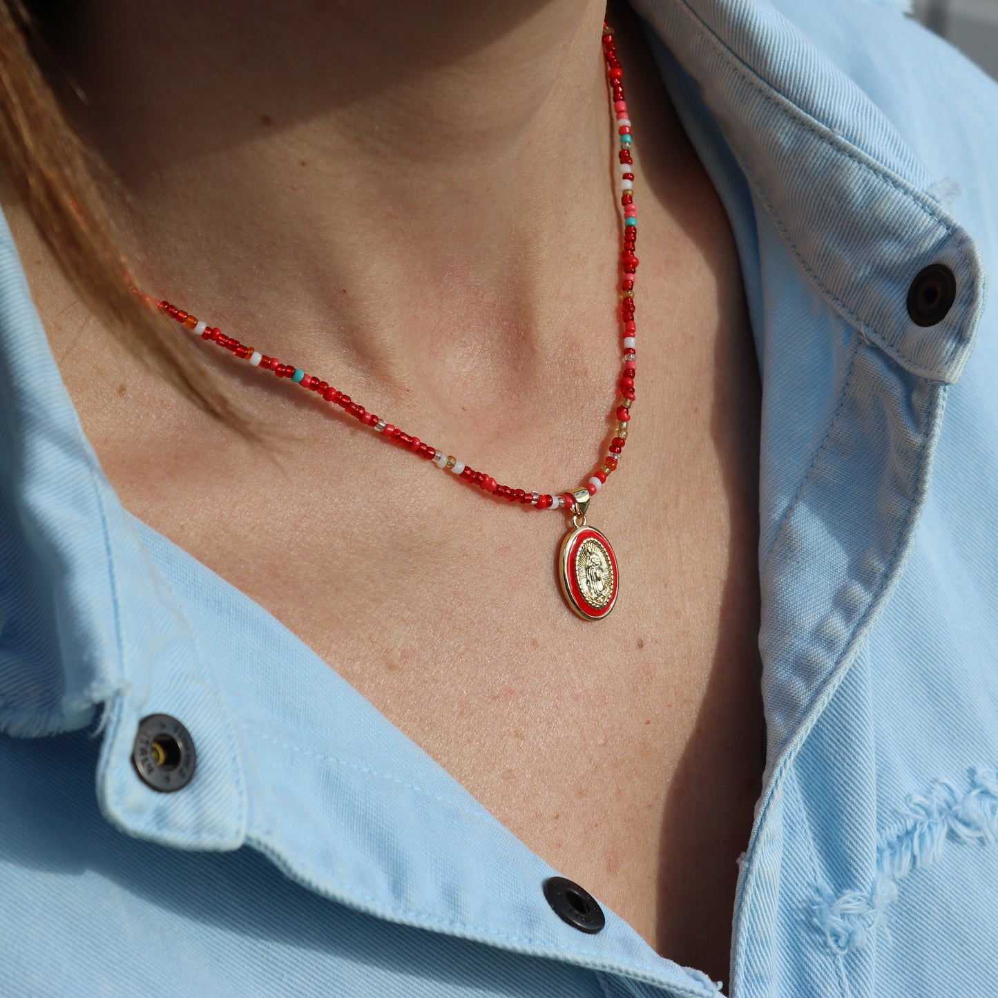 COLLAR MEDALLA VIRGEN NAZARET. Collar de cuentas de colores con medalla de la Virgen