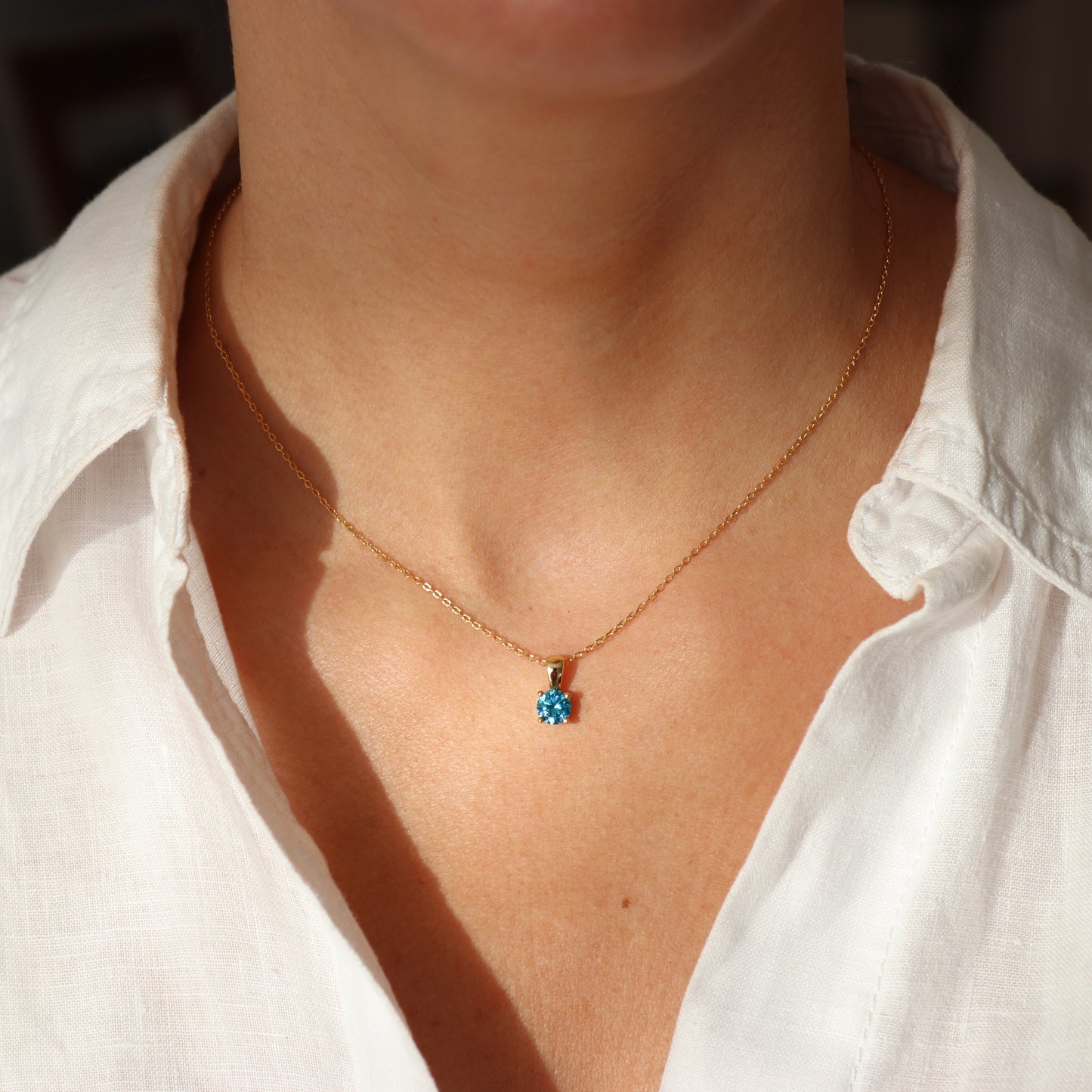 COLLAR MAR. Collar de plata de ley 925 bañado en oro de 18k y colgante con circonita azul