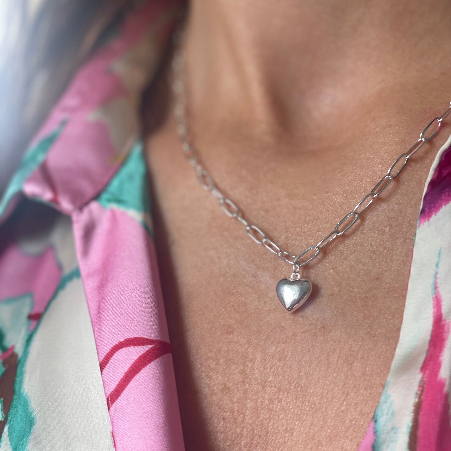 COLLAR DANA. Collar de eslabones de cobre bañado en plata con colgante de corazón