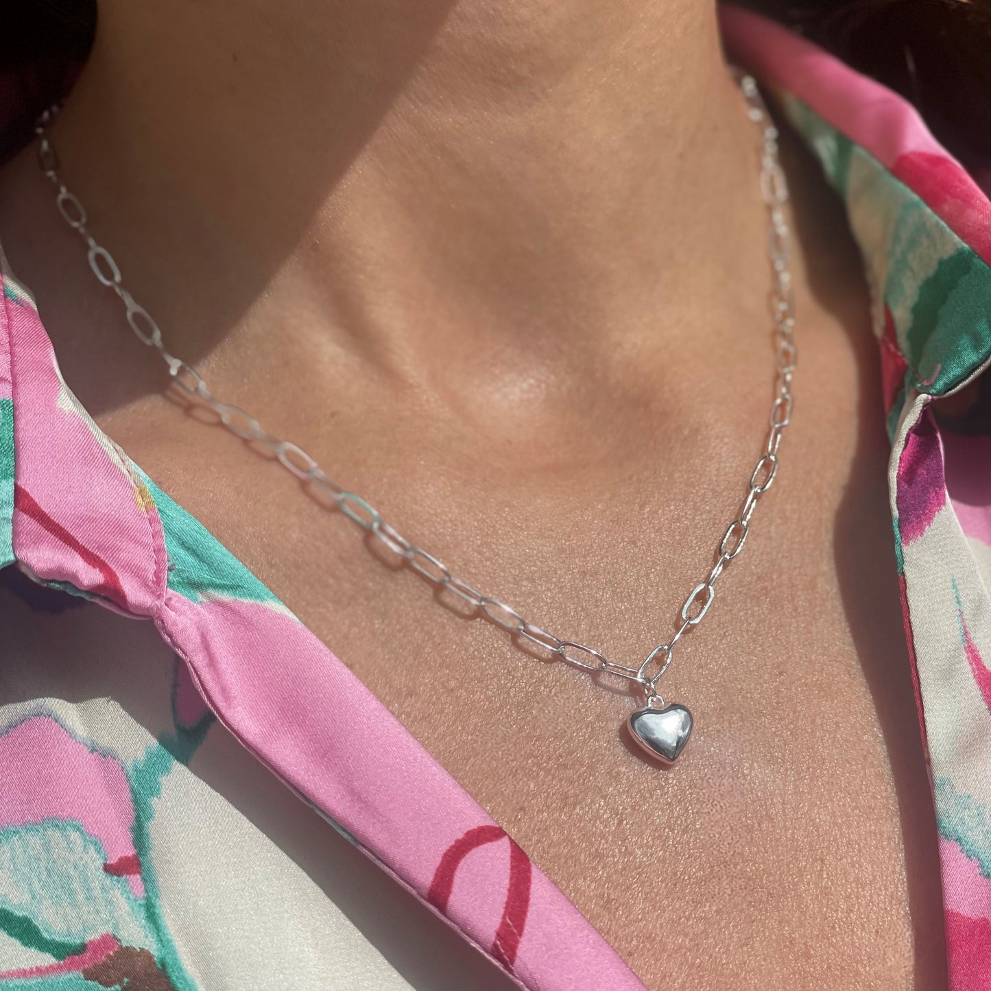 COLLAR DANA. Collar de eslabones de cobre bañado en plata con colgante de corazón