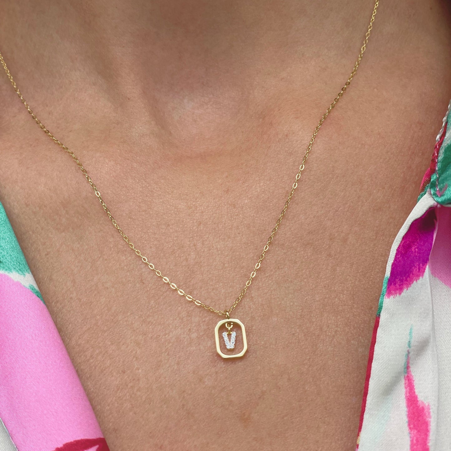 COLLAR DEVA. Collar personalizado con inicial mini en Plata de Ley 925 bañada en oro de 18K y circonitas blancas