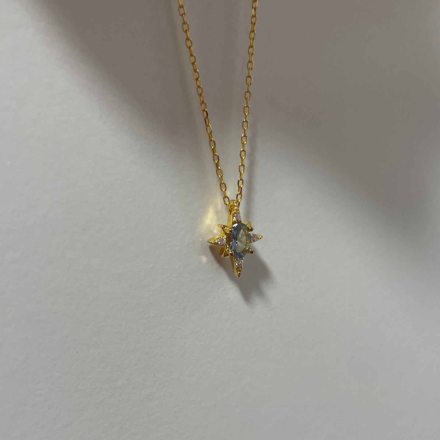 COLLAR FEDRA. Collar de plata de ley 925 bañado en oro de 18K