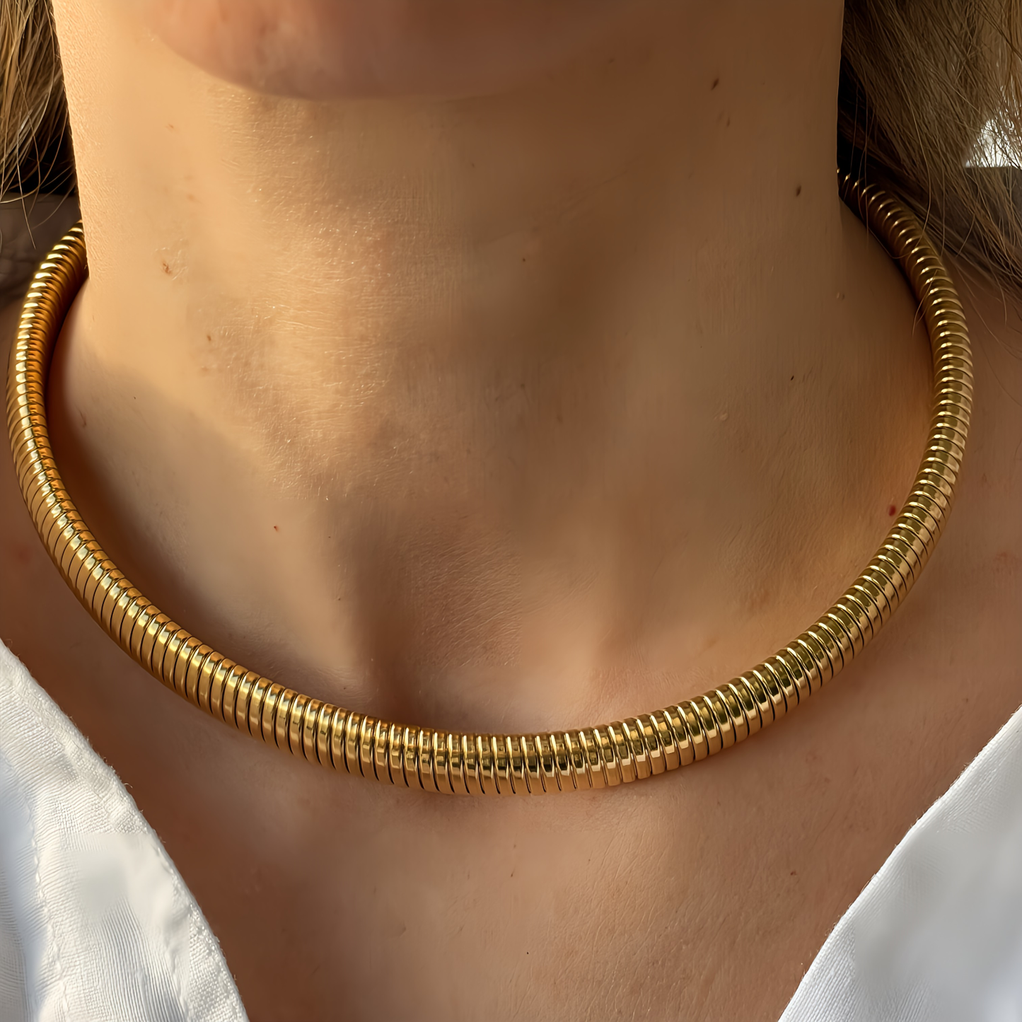 COLLAR CALA. Gargantilla elástica y ajustable de acero inoxidable bañado en oro