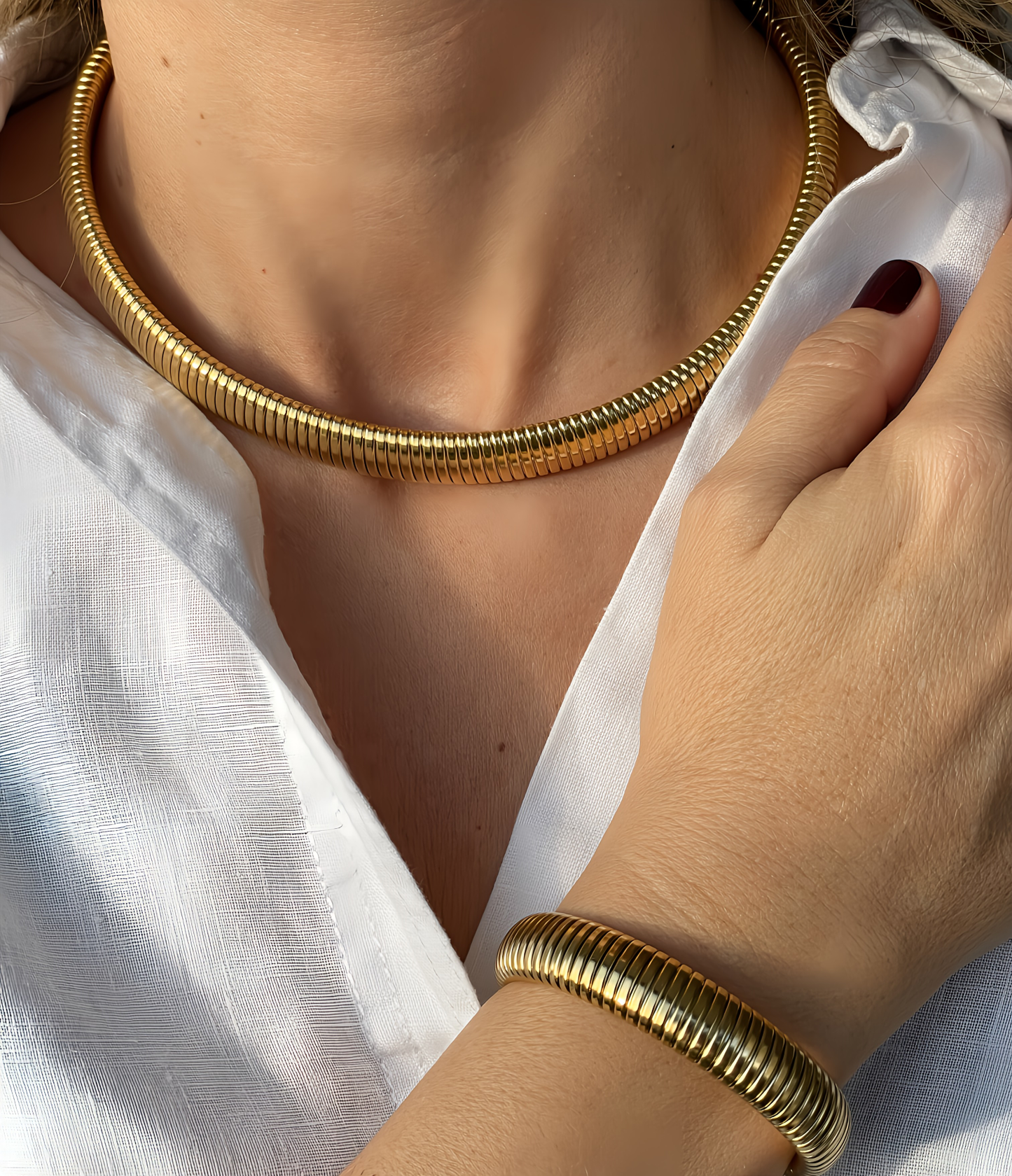 COLLAR CALA. Gargantilla elástica y ajustable de acero inoxidable bañado en oro
