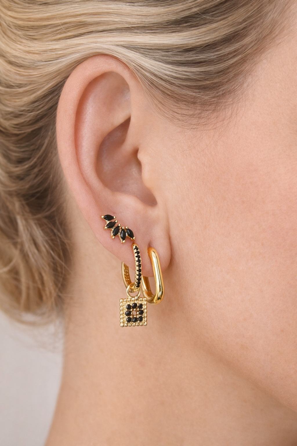 PENDIENTES FERNANDA. Aros en Plata de Ley 925 bañada en oro con circonitas en color negro