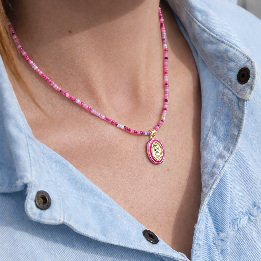 COLLAR MEDALLA VIRGEN MICAELA. Collar de cuentas de colores con medalla de la Virgen