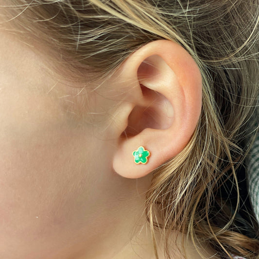 PENDIENTES AIDA. Pendiente de Plata de Ley 925 con forma de margarita esmaltada en color verde. Tuerca con forma de bola especial para niñas.