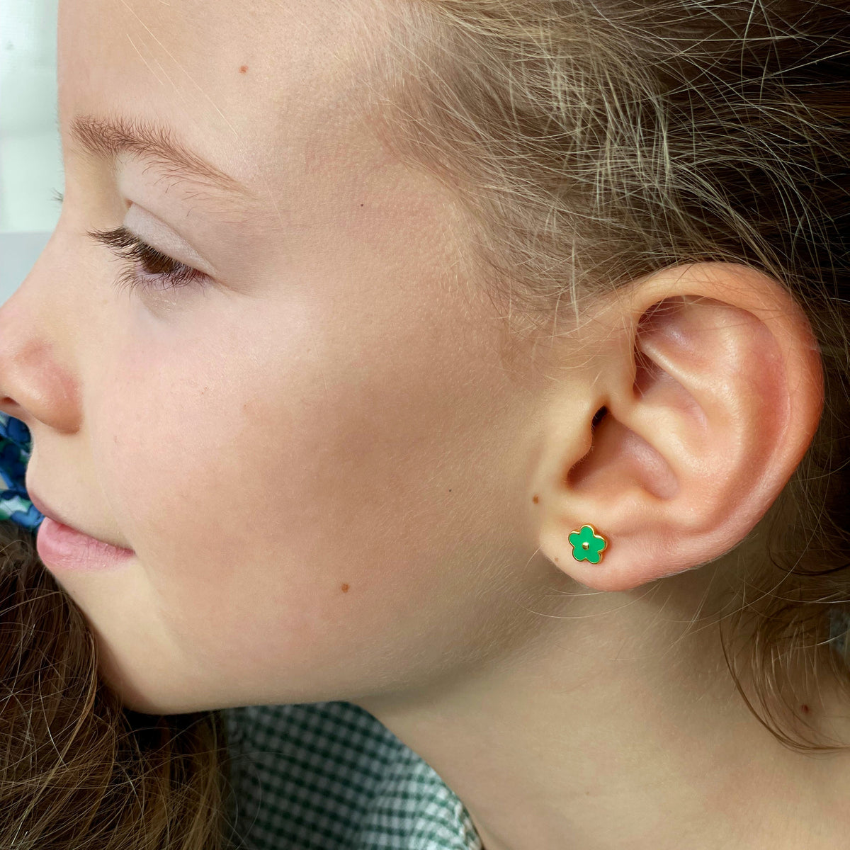 PENDIENTES AIDA. Pendiente de Plata de Ley 925 con forma de margarita esmaltada en color verde. Tuerca con forma de bola especial para niñas.