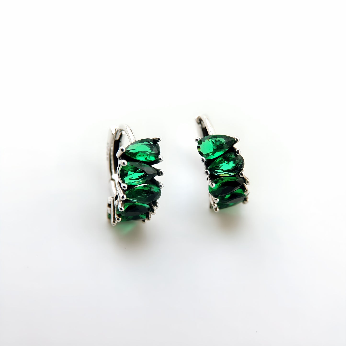 PENDIENTES GAIA. Aros en Plata de Ley 925 con circonitas en color verde