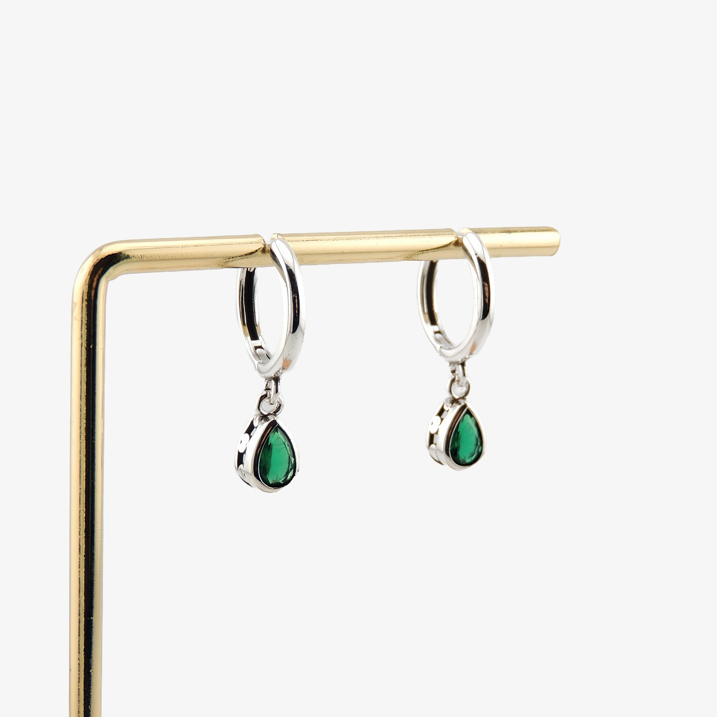 PENDIENTES MARIOLA. Pendiente en Plata de Ley 925 con gota de circonitas en color verde