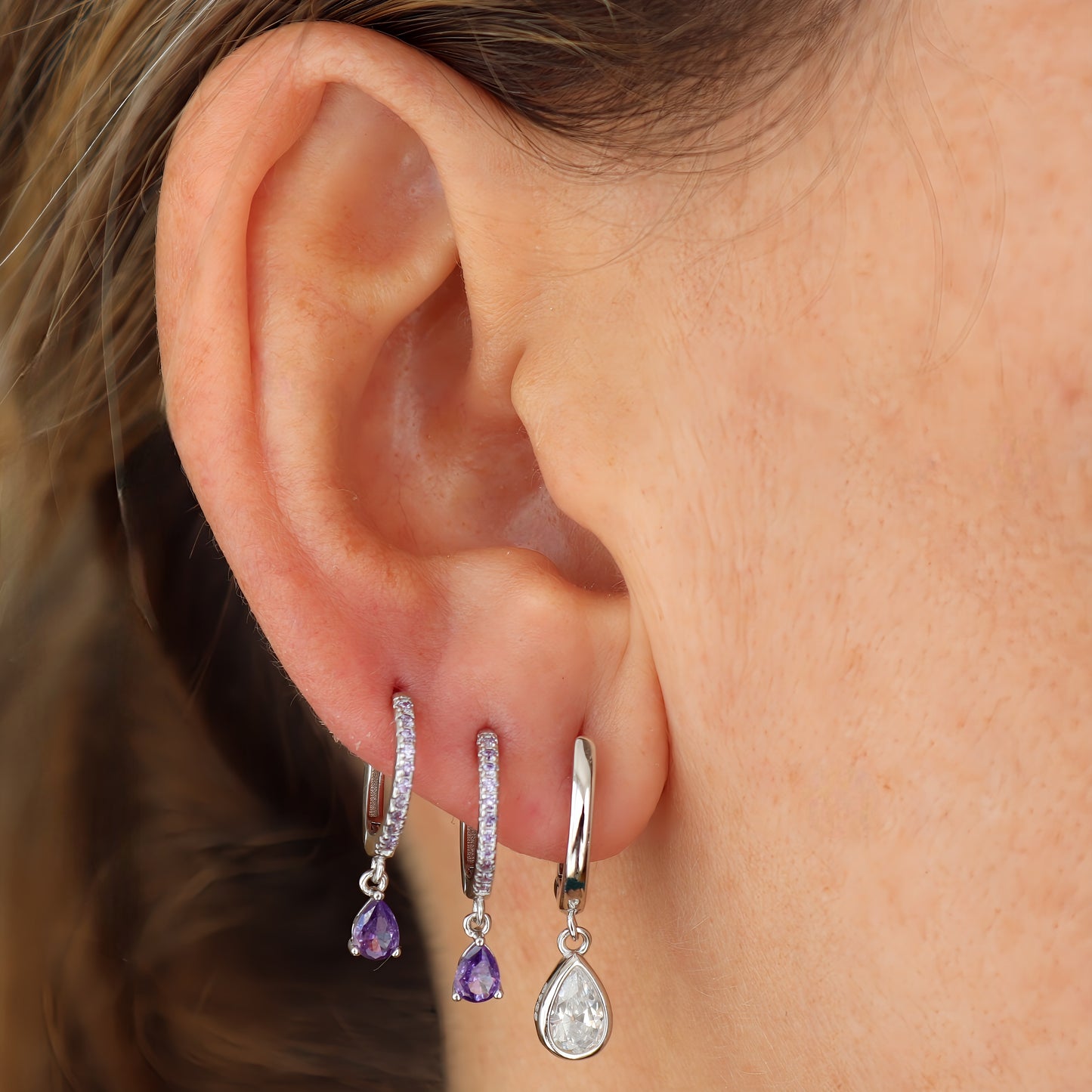 PENDIENTES EVA. Aros de Plata de Ley 925 con colgante en forma de gota y circonitas violetas