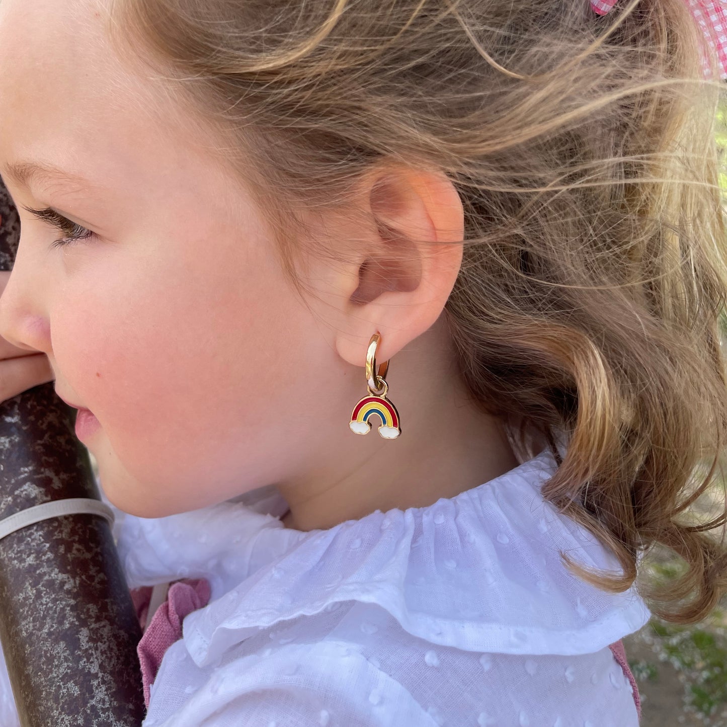PENDIENTES EMMA. Aros de cobre bañado en oro de 18k con colgante de arcoíris y nubes blancas ideales para niñas