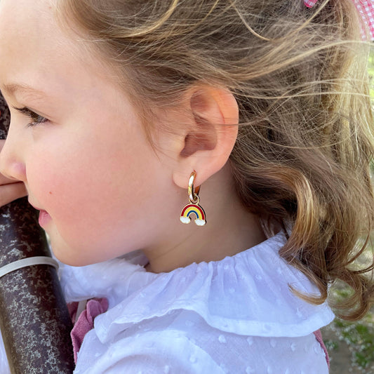 PENDIENTES EMMA. Aros de cobre bañado en oro de 18k con colgante de arcoíris y nubes blancas ideales para niñas