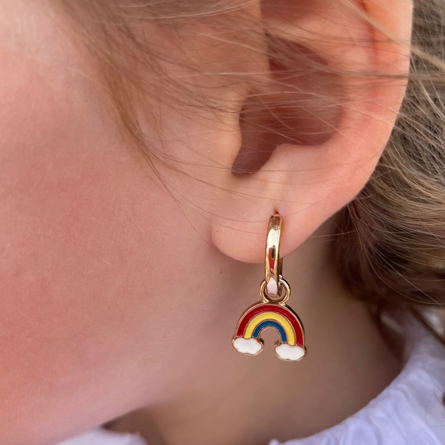 PENDIENTES EMMA. Aros de cobre bañado en oro de 18k con colgante de arcoíris y nubes blancas ideales para niñas