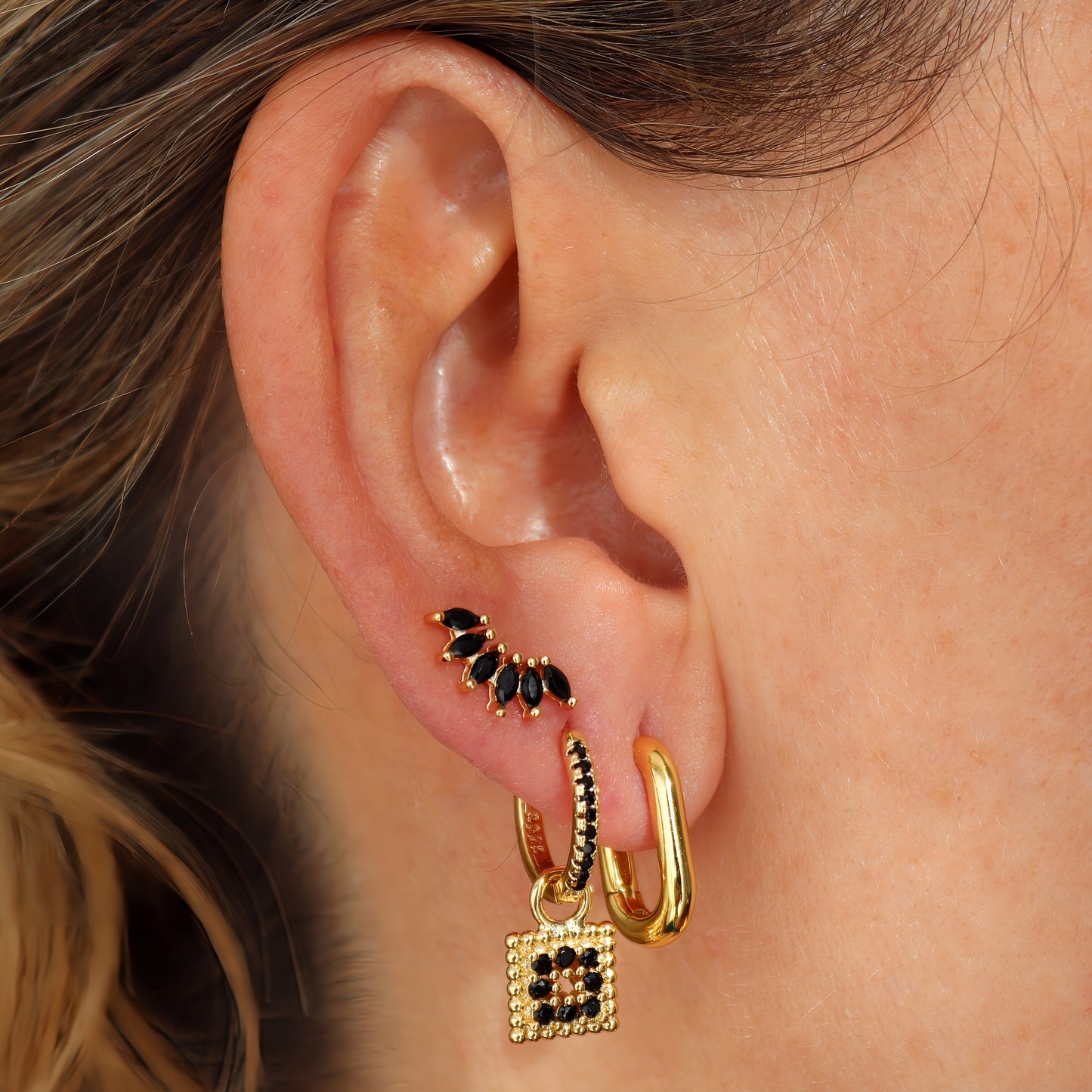 PENDIENTES FERNANDA. Aros en Plata de Ley 925 bañada en oro con circonitas en color negro