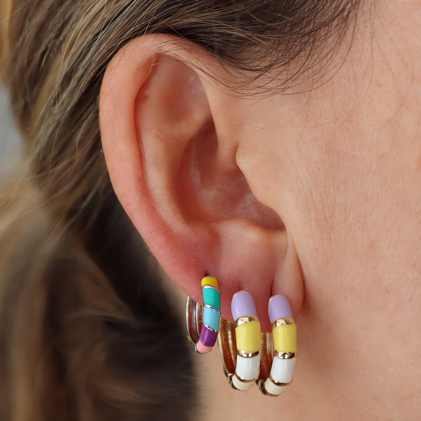PENDIENTES GABRIELA. Aros medianos en plata de Ley 925 bañada en oro de 18k y esmaltado multicolor