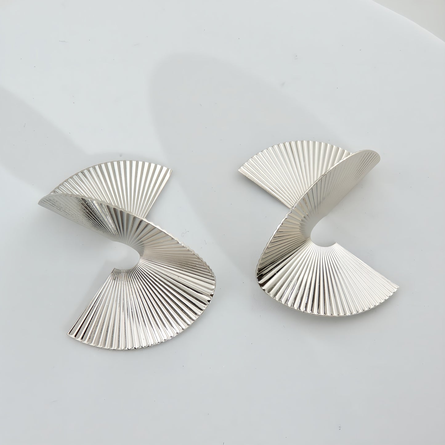 PENDIENTES GEMA. Pendientes en forma de reloj de arena en color plata