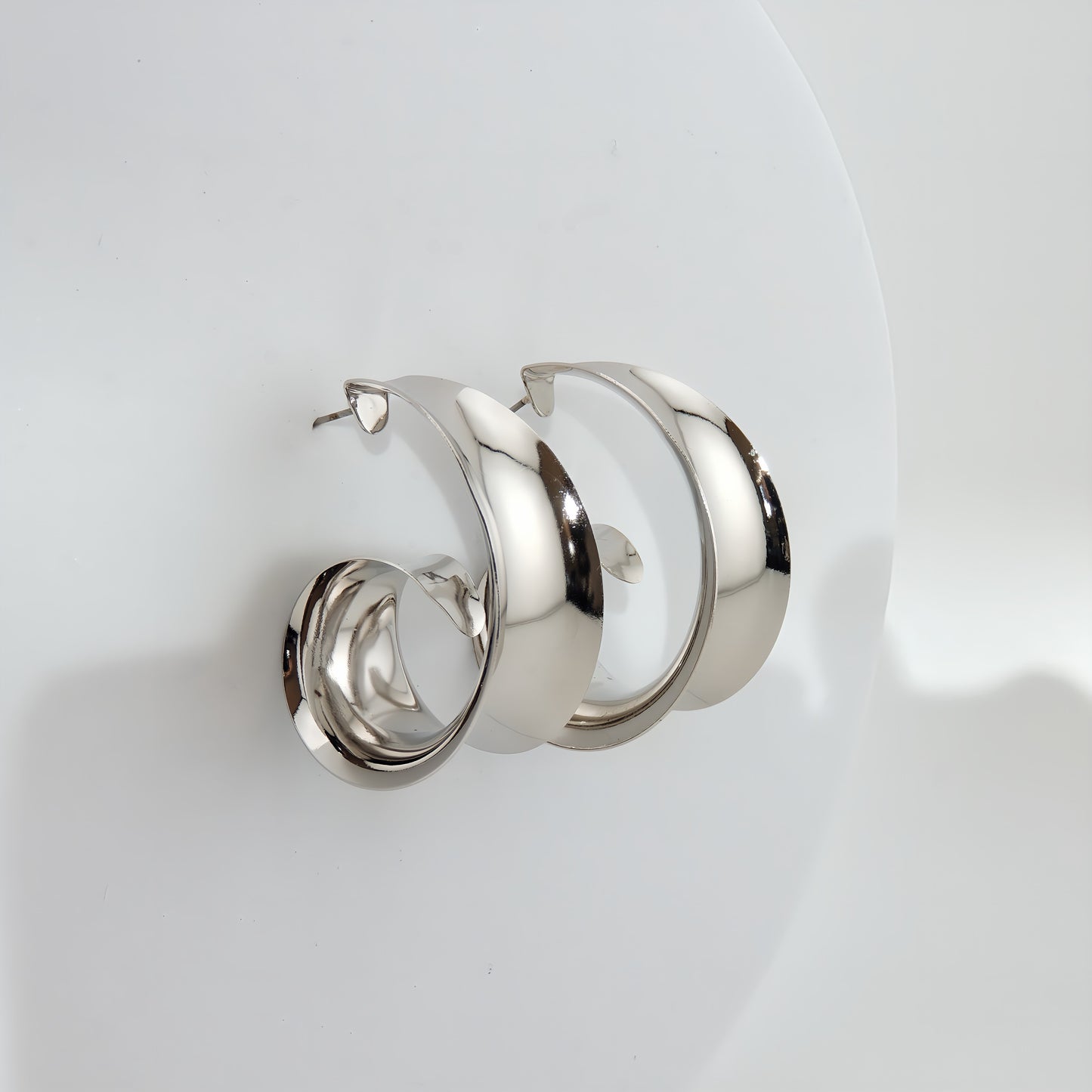 PENDIENTES GINEBRA. Aros en forma de espiral con cierre de tuerca en color plateado