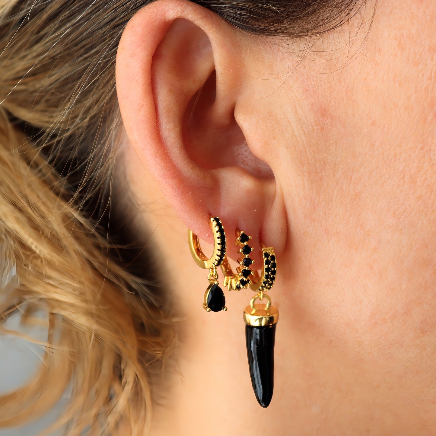 PENDIENTES INDIA. Aros en Plata de Ley 925 bañados en oro de 18k con colgante de colmillo en color negro