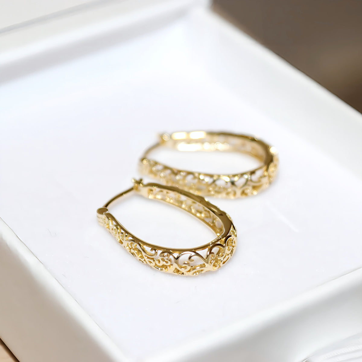 Pendientes Indira, aros de filigrana bañados en oro de 18K, detalle del calado