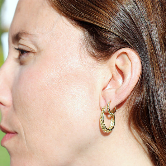 Pendientes Indira puestos en la oreja, aros de filigrana bañados en oro de 18 quilates