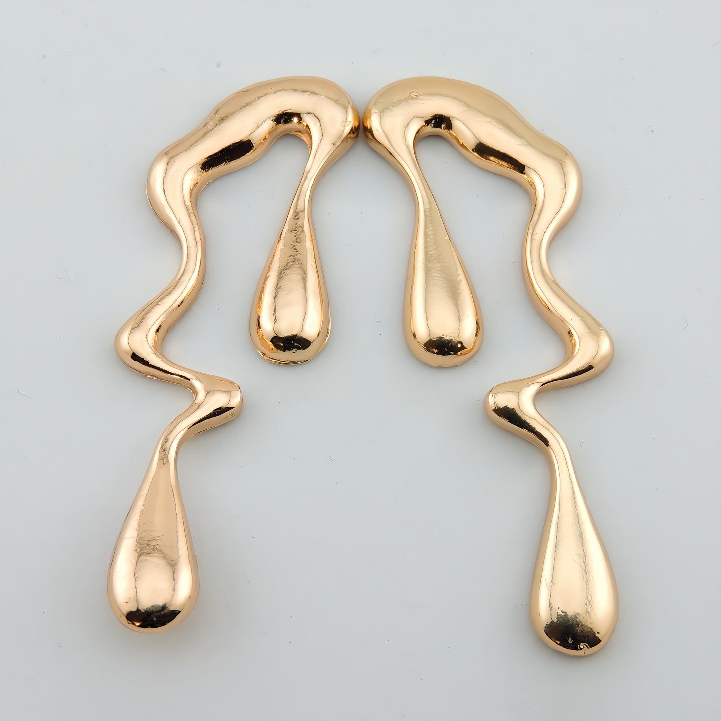 PENDIENTES ELSA. Pendientes largos bañados en oro en forma irregular