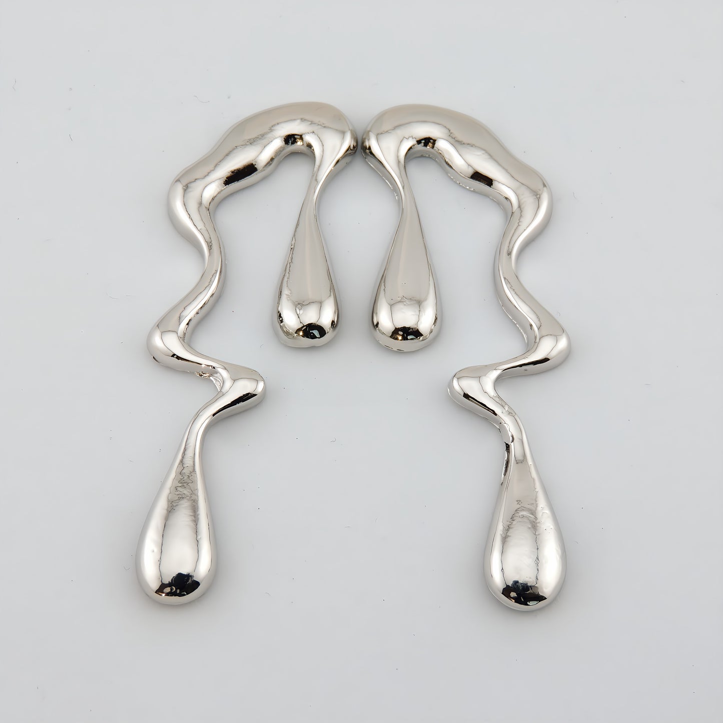 PENDIENTES DANIELA. Pendientes largos en color plata en forma irregular