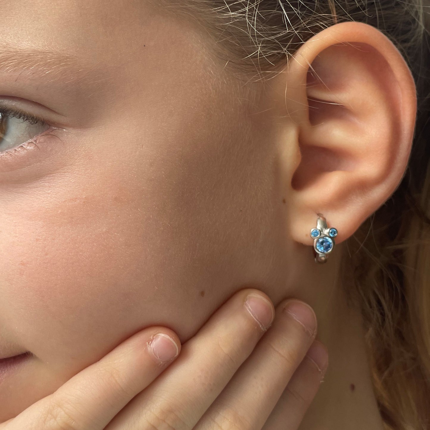 PENDIENTES JULIETA. Pendientes Mickey Mouse en plata de ley 925 con circonita en color azul