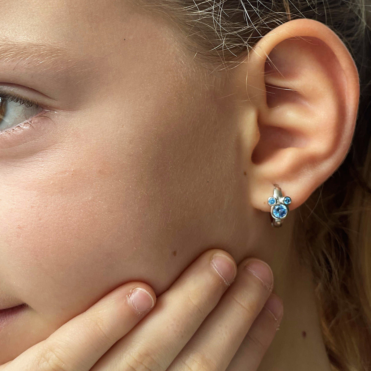 PENDIENTES JULIETA. Pendientes Mickey Mouse en plata de ley 925 con circonita en color azul