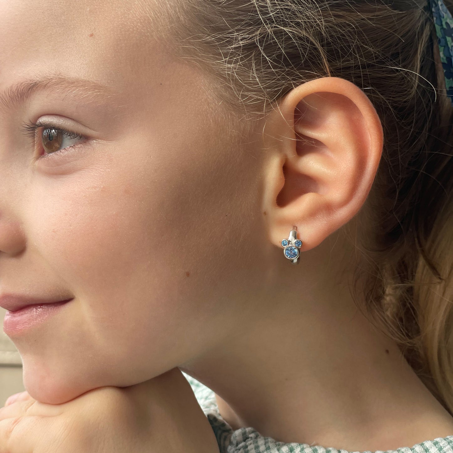 PENDIENTES JULIETA. Pendientes Mickey Mouse en plata de ley 925 con circonita en color azul