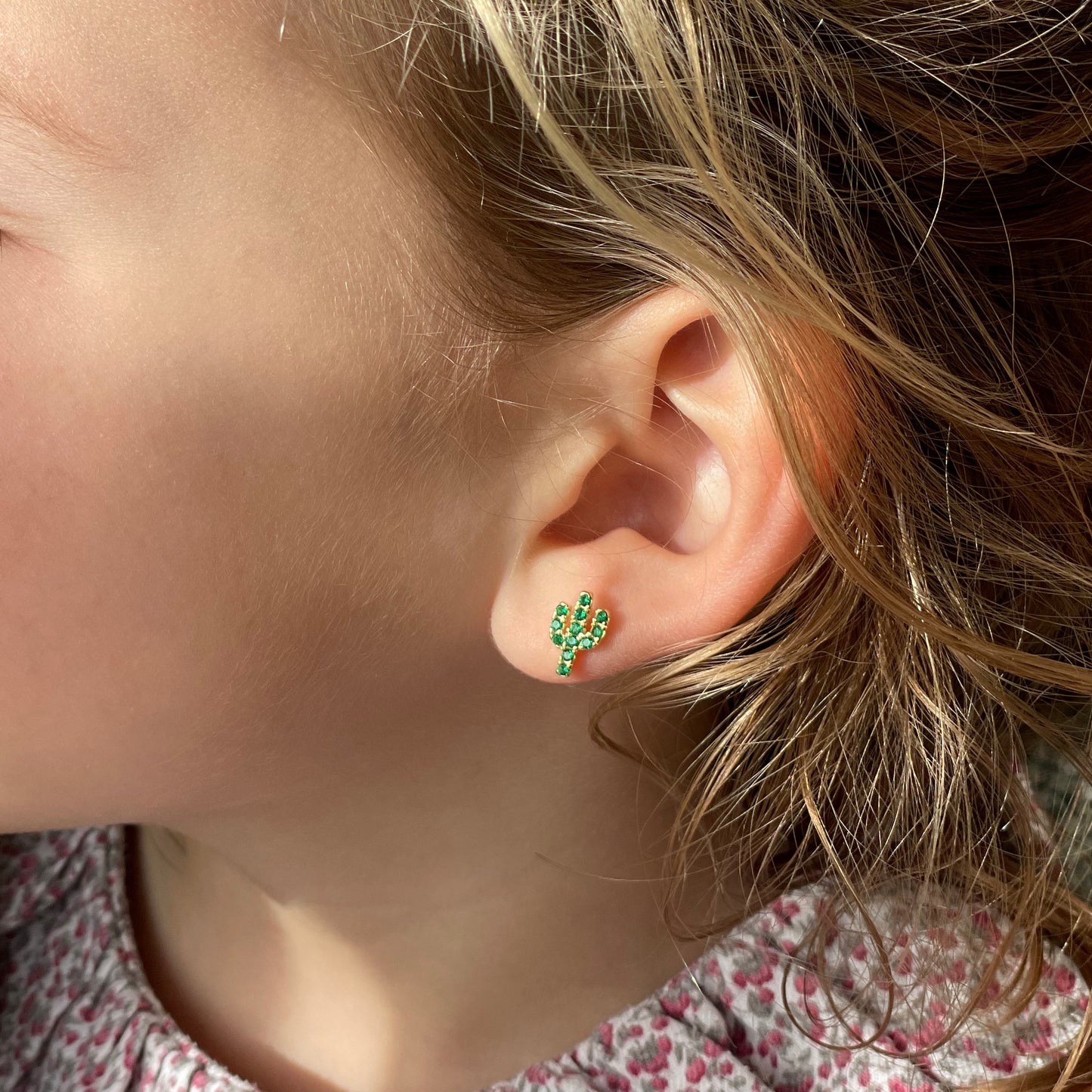 PENDIENTES LEIRE. Pendientes de Plata de Ley 925 bañado en oro con forma de cactus con circonitas color verde