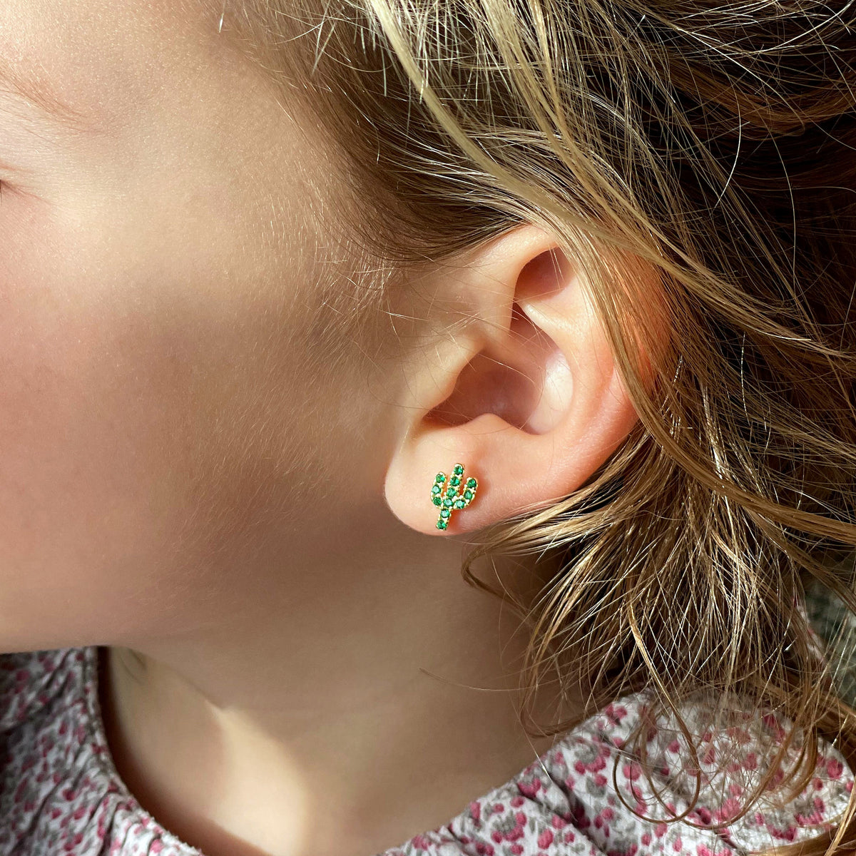 PENDIENTES LEIRE. Pendientes de Plata de Ley 925 bañado en oro con forma de cactus con circonitas color verde