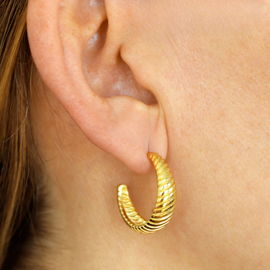 Pendientes Leonora puestos en la oreja, aros de plata de ley 925 bañada en oro de 18K