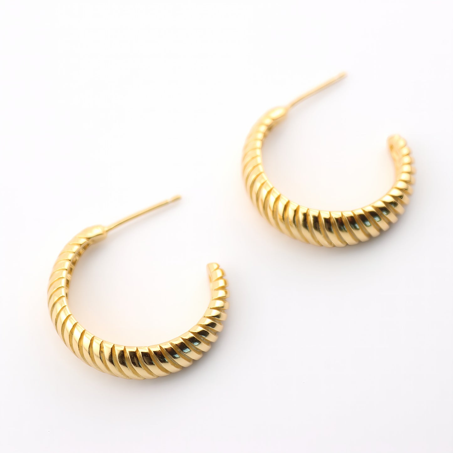 PENDIENTES LEONORA. Aros en Plata de Ley 925 bañada en oro de 18k