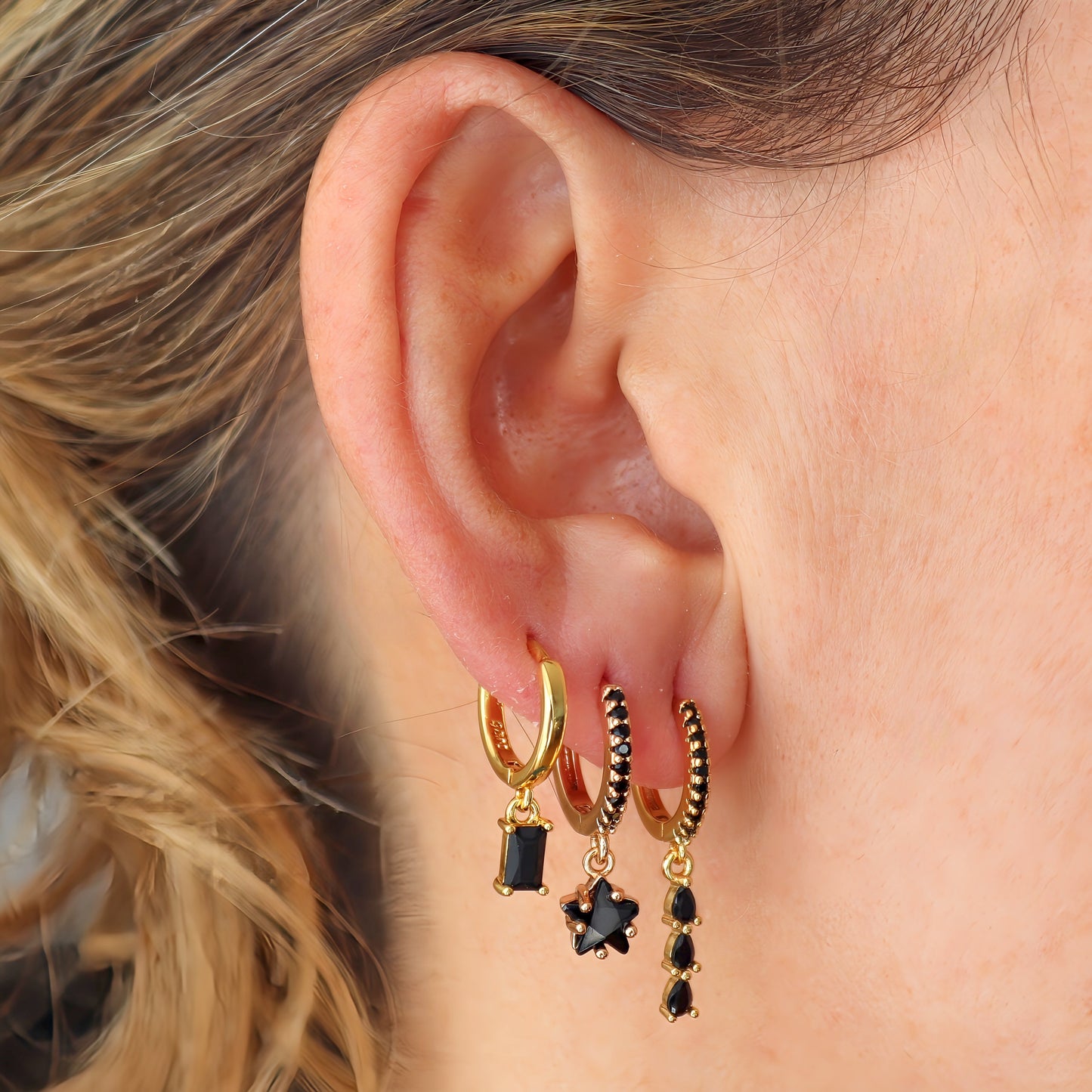 PENDIENTES LETICIA. Aros en Plata de Ley 925 bañada en oro decorados con esmalte negro