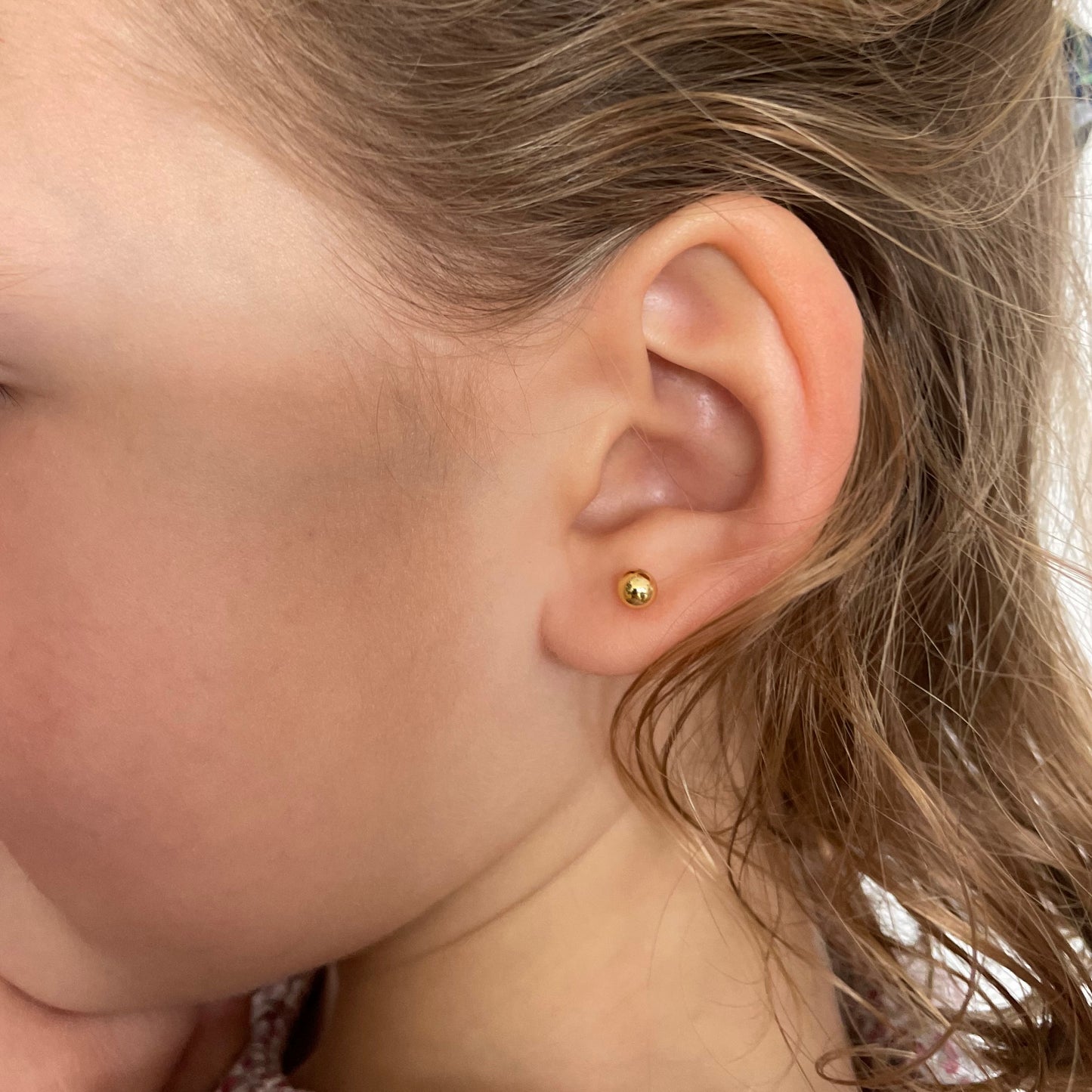 PENDIENTES MARIETA. Pendientes en Plata de Ley 925 bañada en oro de 18k con cierre de tuerca en forma d bola