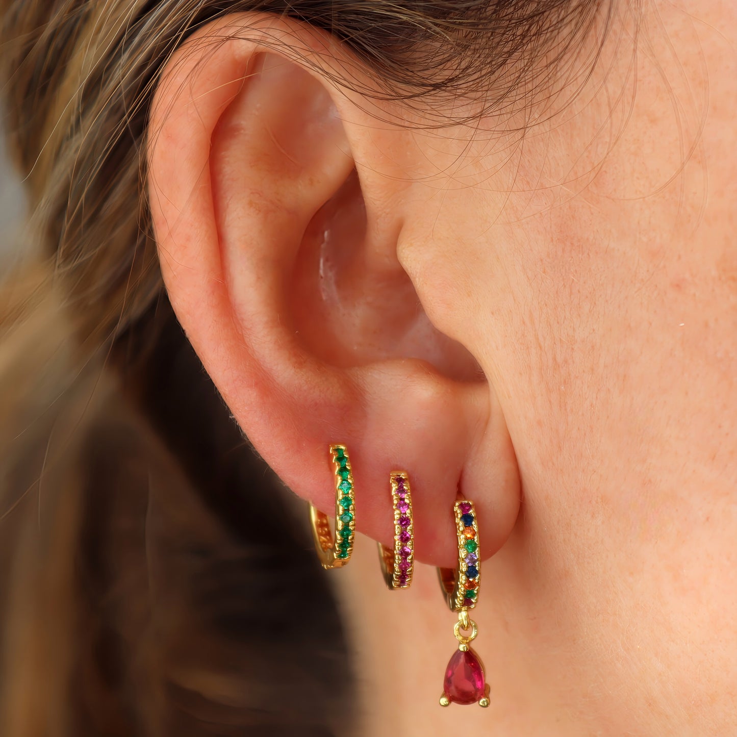 PENDIENTES AFRICA. Aros en Plata de Ley 925 bañada en Oro de 18k con circonitas talladas en color verde esmeralda