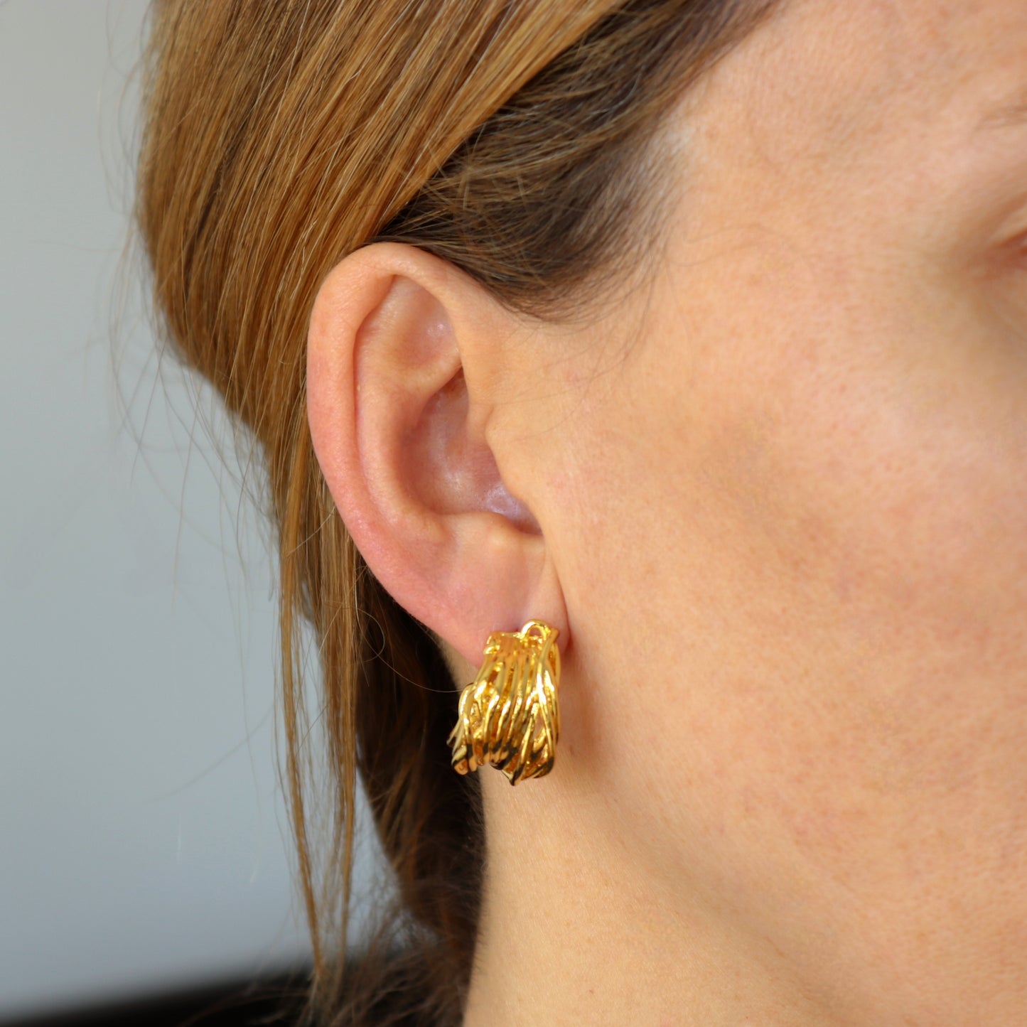 PENDIENTES MARTA. Aros de alambre en plata de ley 925 bañada en oro.