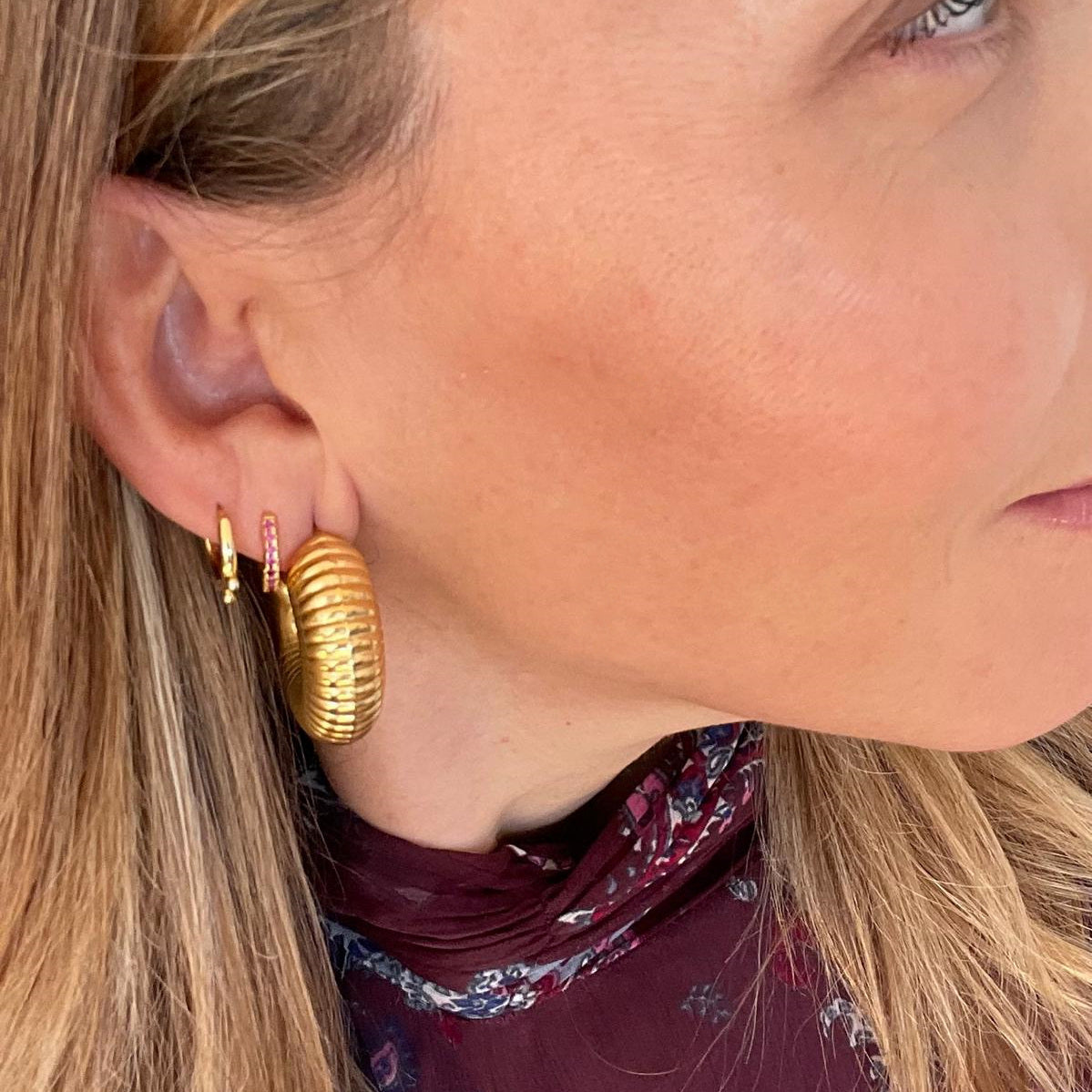 PENDIENTES MASIEL. Aros de acero inoxidable bañados en oro