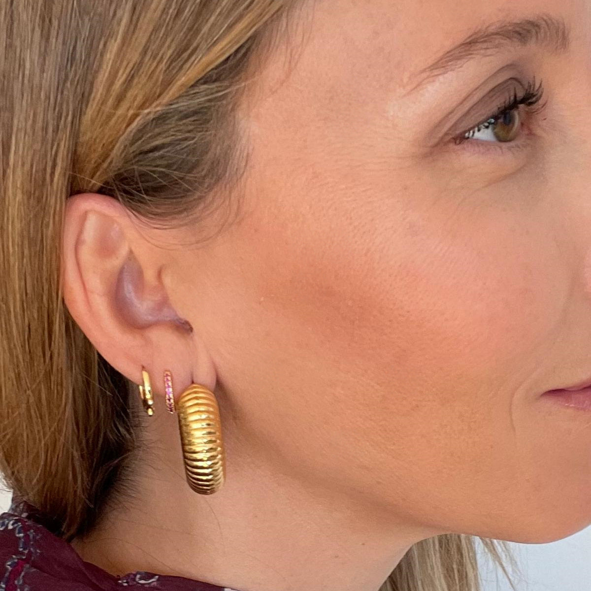 PENDIENTES MASIEL. Aros de acero inoxidable bañados en oro
