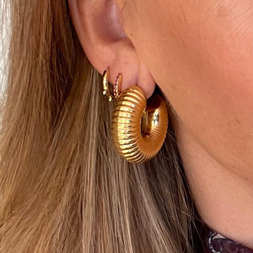 PENDIENTES MASIEL. Aros de acero inoxidable bañados en oro